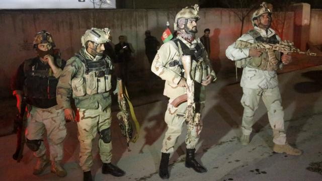 Attaque des talibans à Kaboul : quatre policiers afghans et deux Espagnols tués - ảnh 1